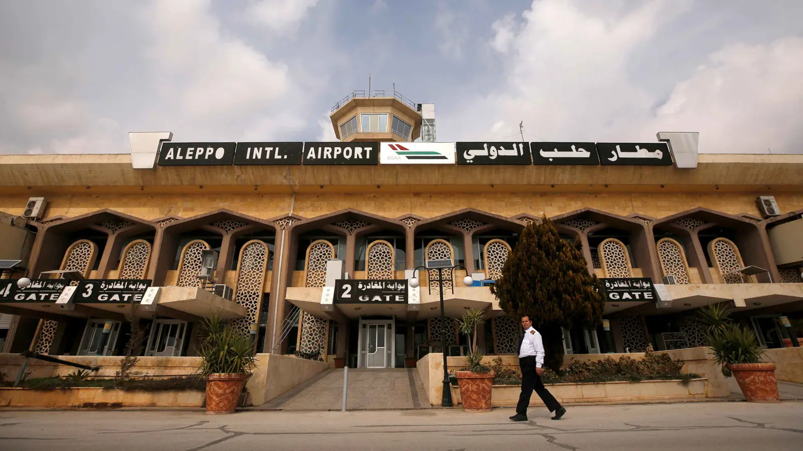 القوات الكردية تنتشر في نبل والزهراء ومطار حلب الدولي (فيديو)