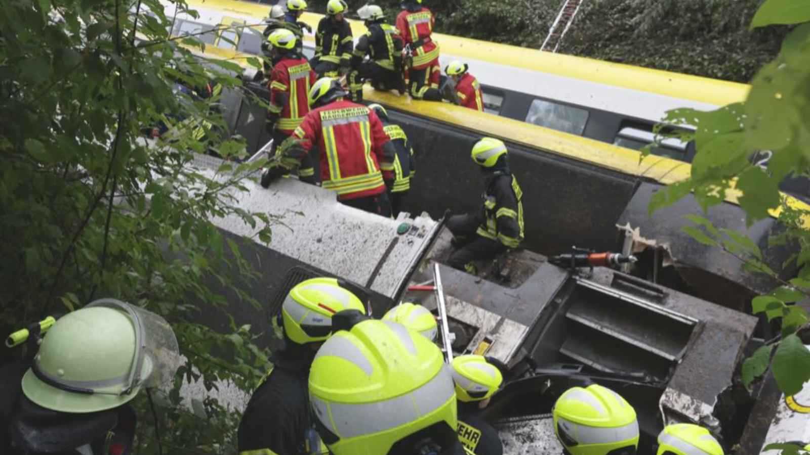 قتلى وجرحى إثر خروج قطار عن مساره في ألمانيا (فيديو)