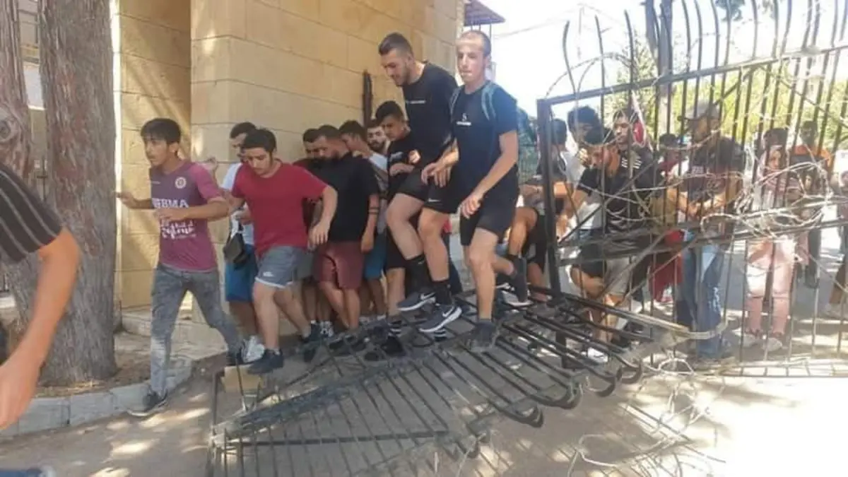 صور وفيديو اقتحام جمهور النجمة ملعب بحمدون الدولي