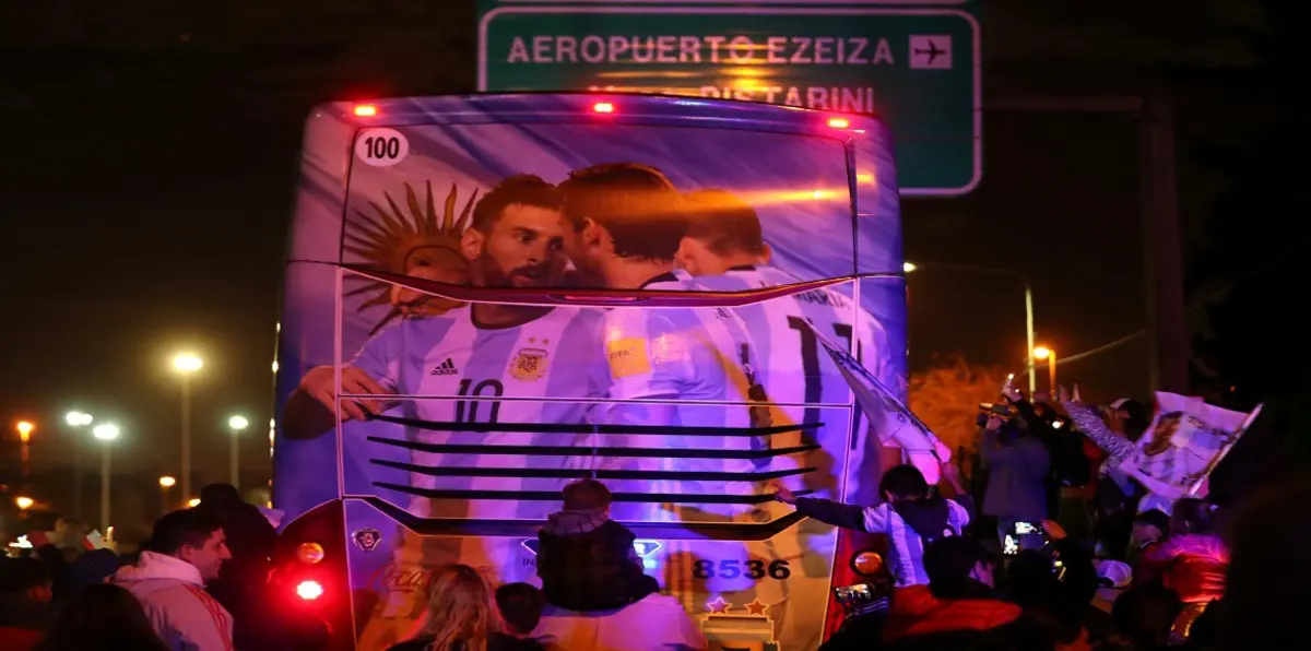 ميسي ورفاقه بمنتخب الأرجنتين يحظون باستقبال الأبطال في برشلونة (صور)