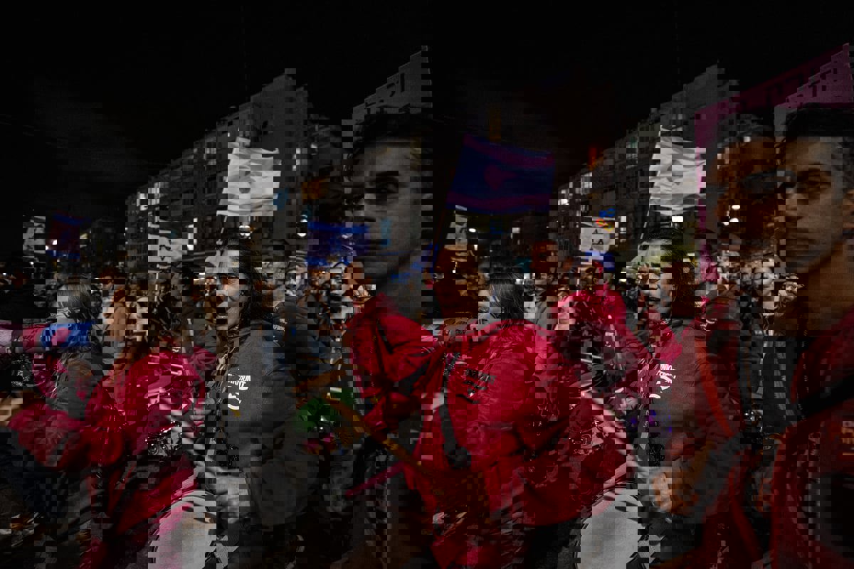 متظاهرون ضد نتنياهو يغلقون شارعا رئيسا في تل أبيب (صور)
