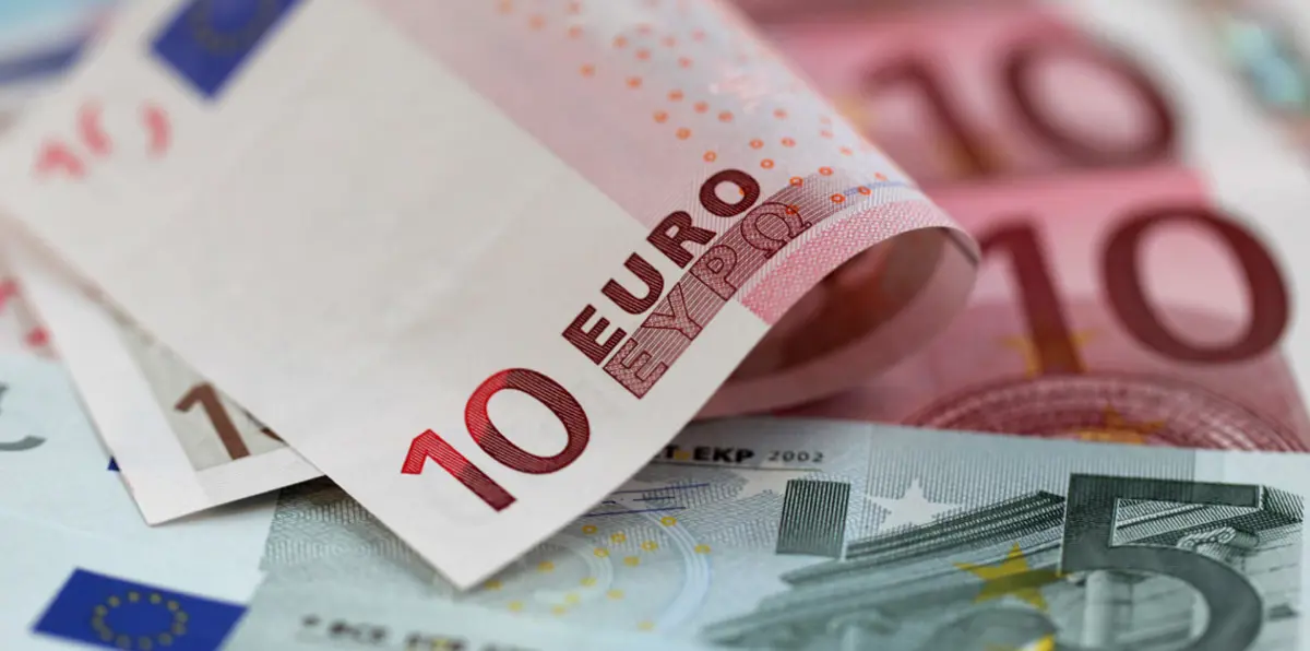 اليورو يصعد لأعلى مستوى في 3 أسابيع والدولار يتراجع