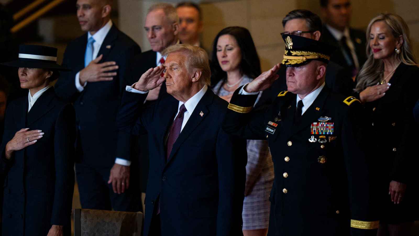 على قاعدة "الولاء أولاً".. "صقور ترامب" يقودون سياساته الصارمة