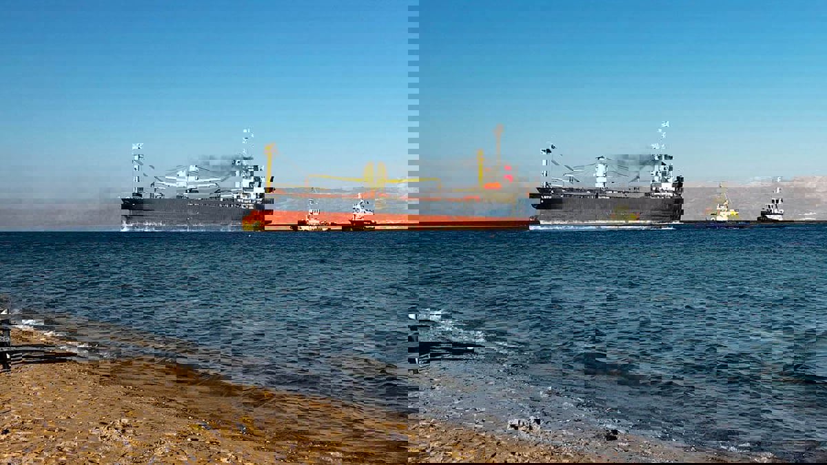 جنوح سفينة على شواطئ العقبة الأردنية.. وتحويل القضية للمدعي العام