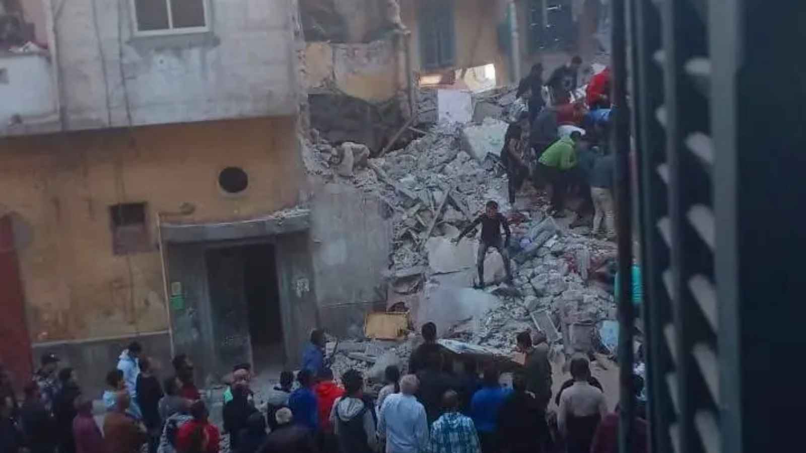 انهيار عقار مأهول بالسكان في الإسكندرية