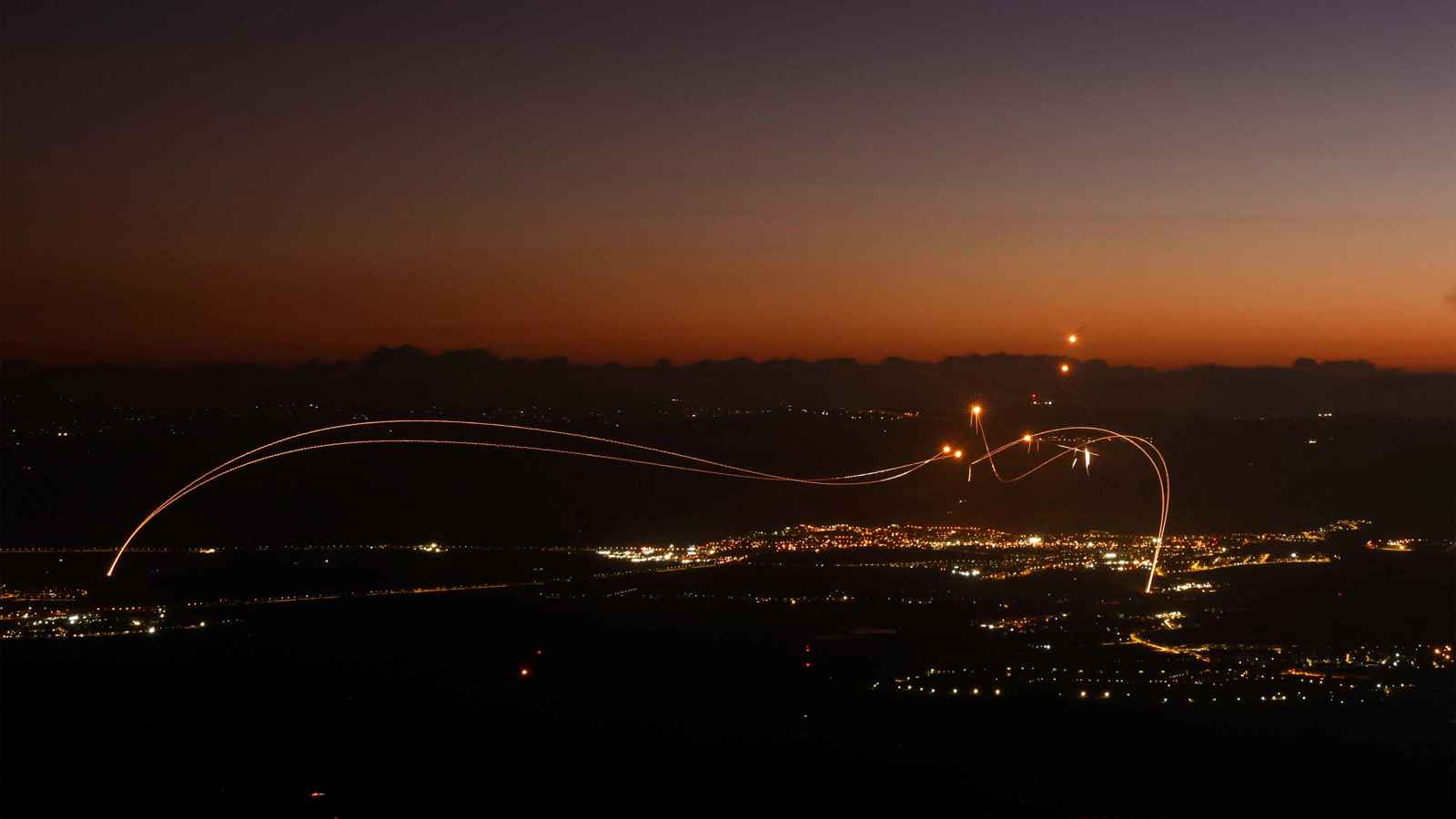 "معاريف": إيران أعطت "حزب الله" الضوء الأخضر لضرب إسرائيل