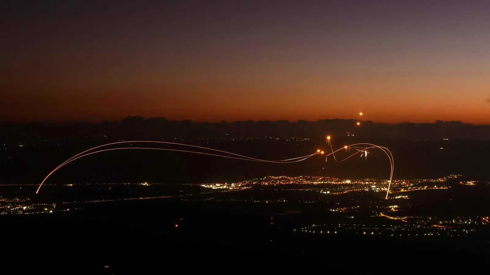 "معاريف": إيران أعطت "حزب الله" الضوء الأخضر لضرب إسرائيل