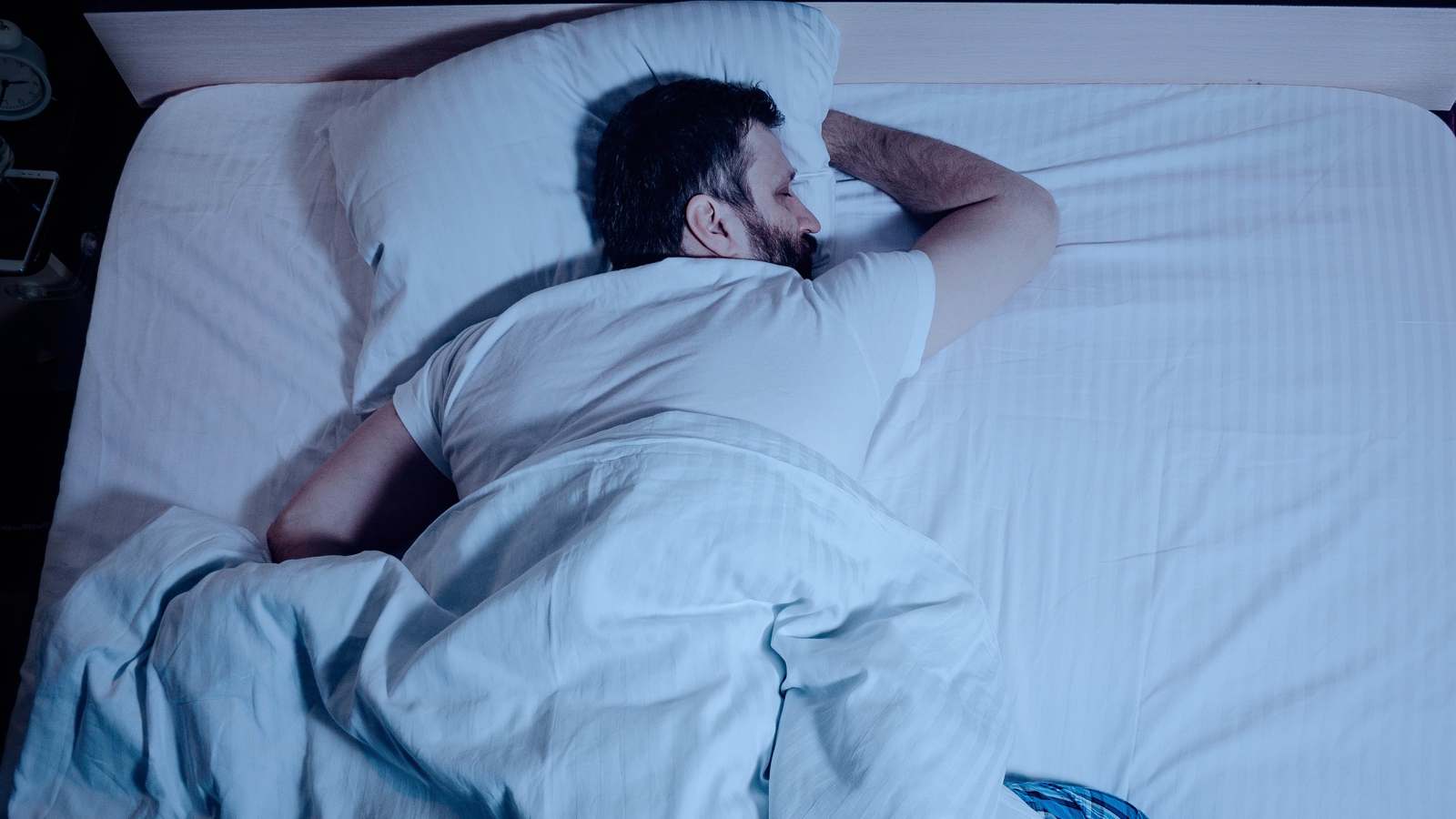 أطباء يحذرون من النوم على البطن.. ما السبب؟