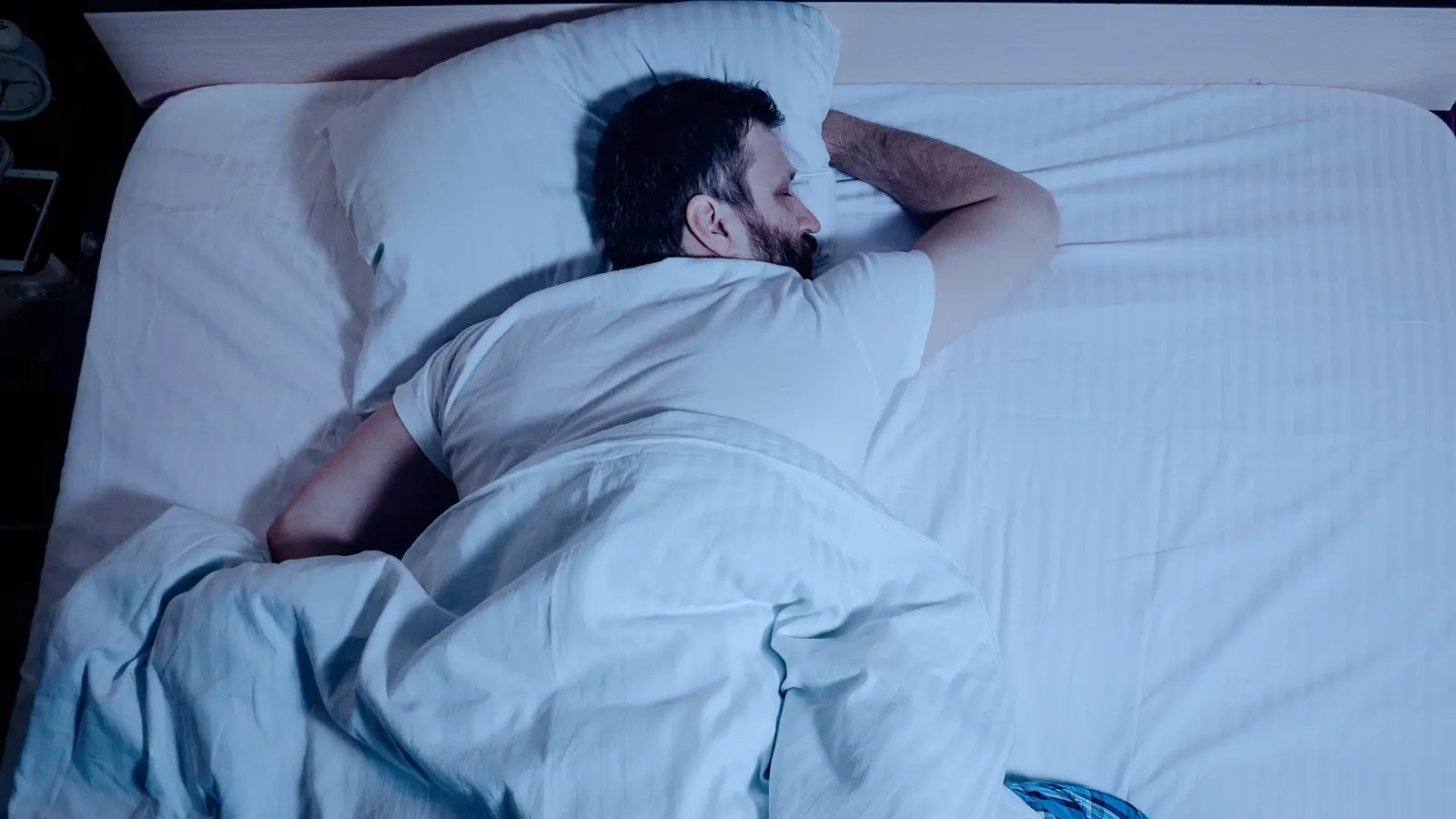 أطباء يحذرون من النوم على البطن.. ما السبب؟