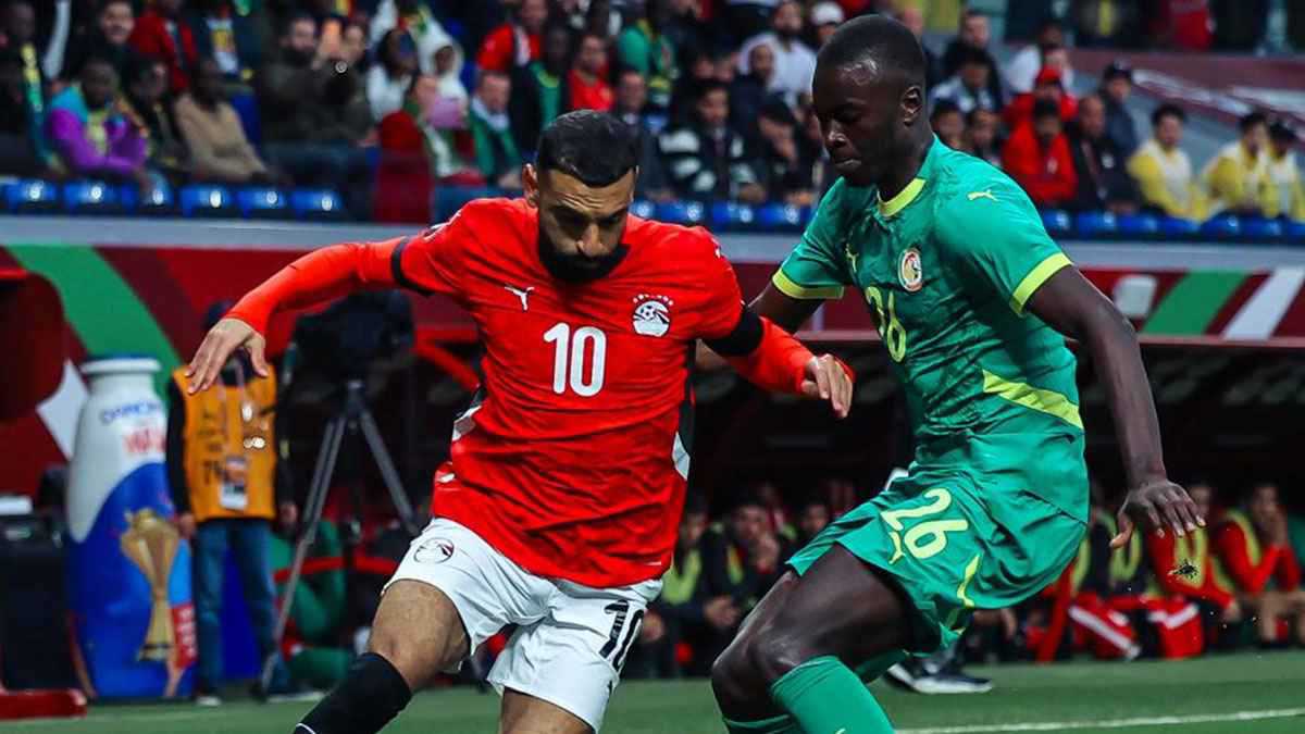 انهيار صلاح.. ماذا دار في غرفة ملابس منتخب مصر بعد الخسارة من السنغال؟ 