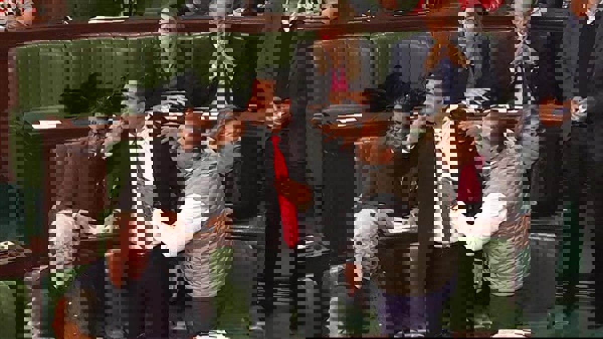 محللون: تصاعد العنف بالبرلمان التونسي يهدد بانهيار "الحزام السياسي" للحكومة