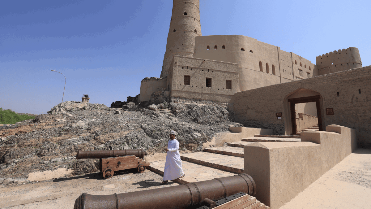 "مدينة الجن"... واحة عُمانية مسكونة بالأساطير