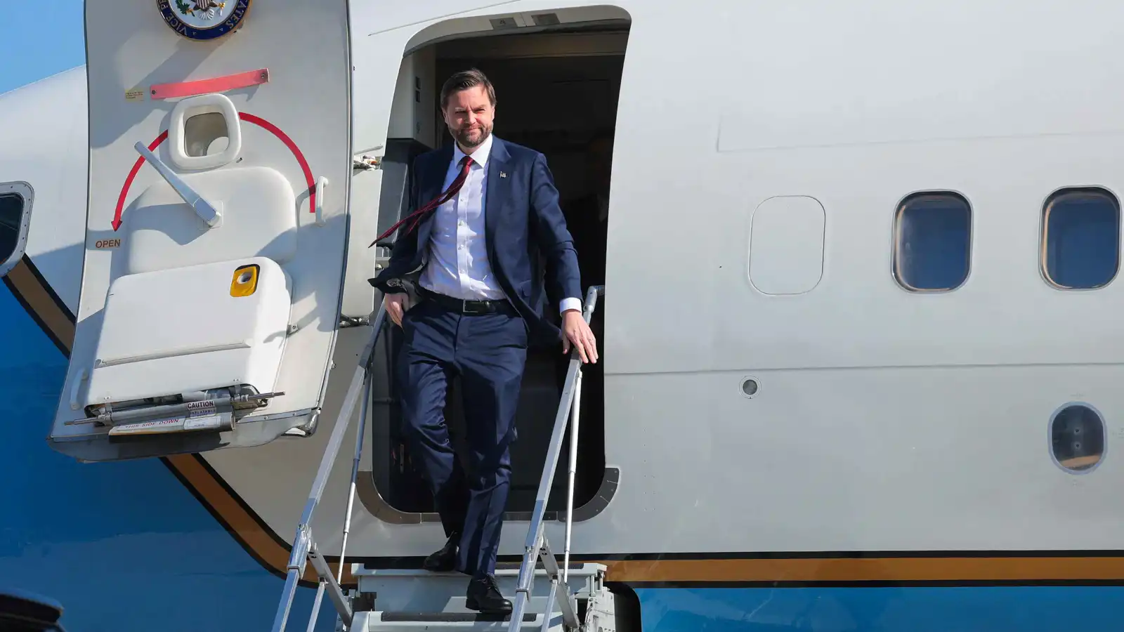 مسؤولان: فانس سيغيب عن محادثات باكستان لعدم حضور فاليباف