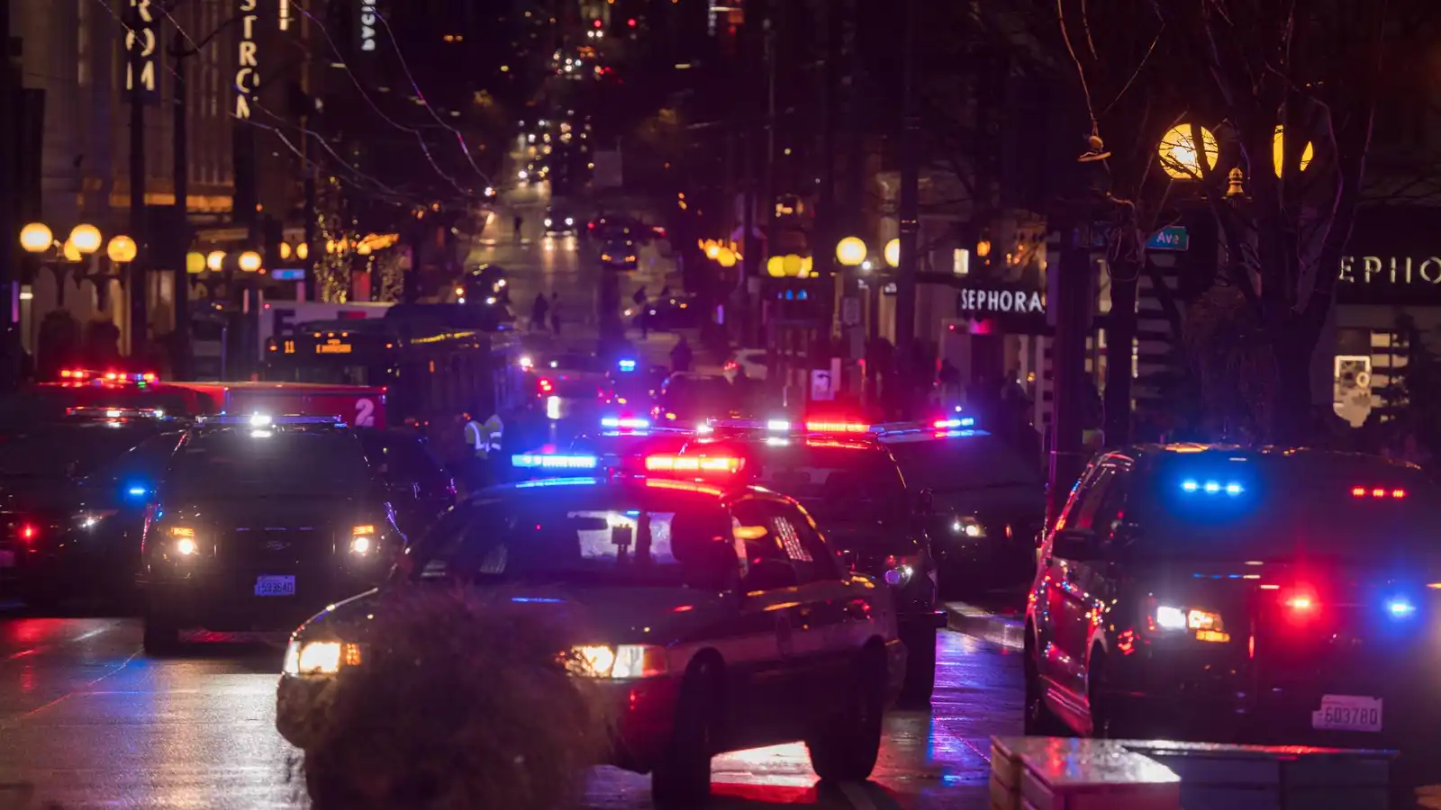 "فيلم أكشن".. رجل يعتدي على شرطية ويسرق سيارتها (فيديو)