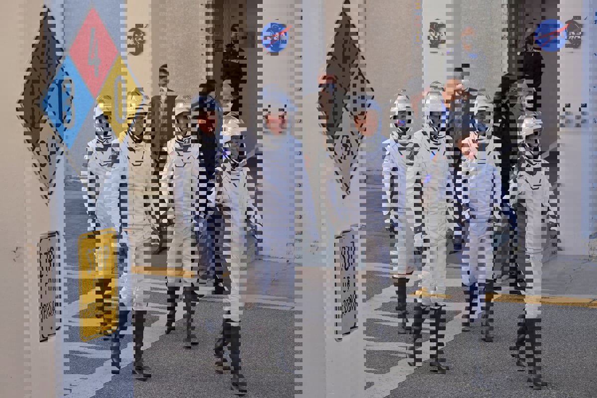 ناسا تكشف عن بذلة جديدة لرواد الفضاء مصممة خصيصا لرحلات القمر