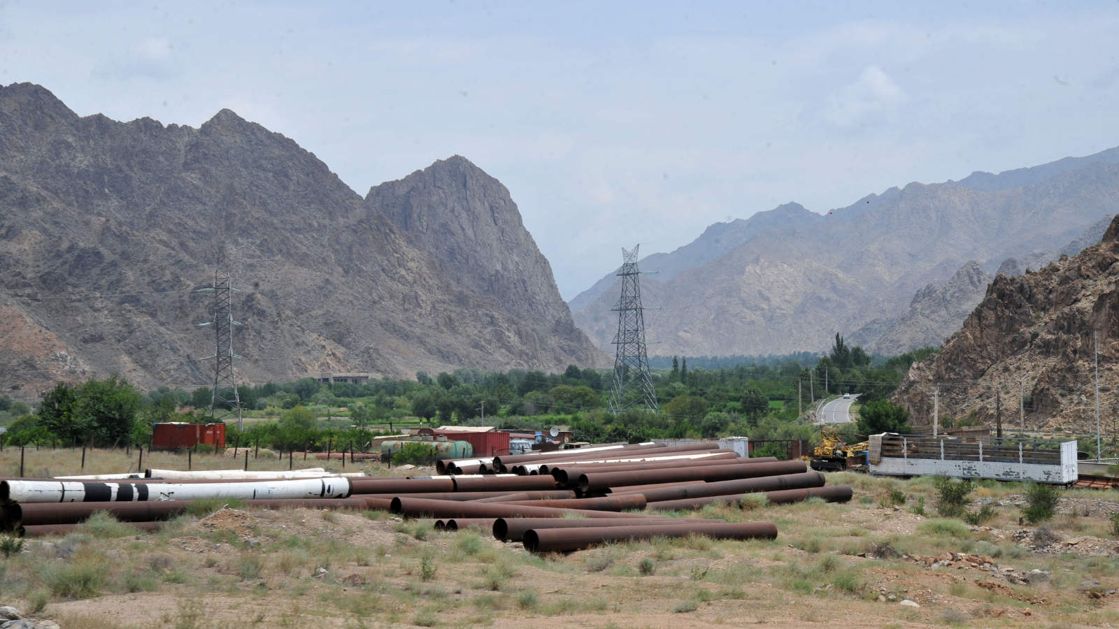 إيران.. سماع دوي انفجارات بمدينة أستارا وطهران تعلّق