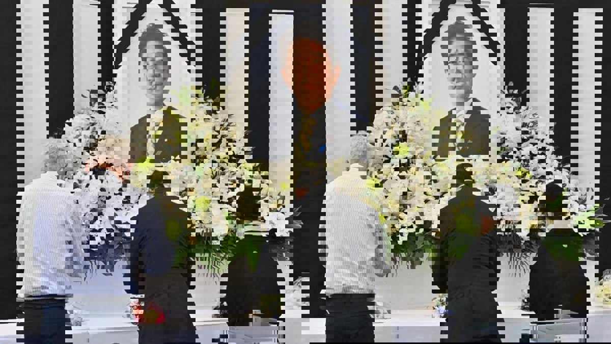 اتهام المشتبه به باغتيال شينزو آبي رسميا بالقتل ومخالفة قوانين الأسلحة