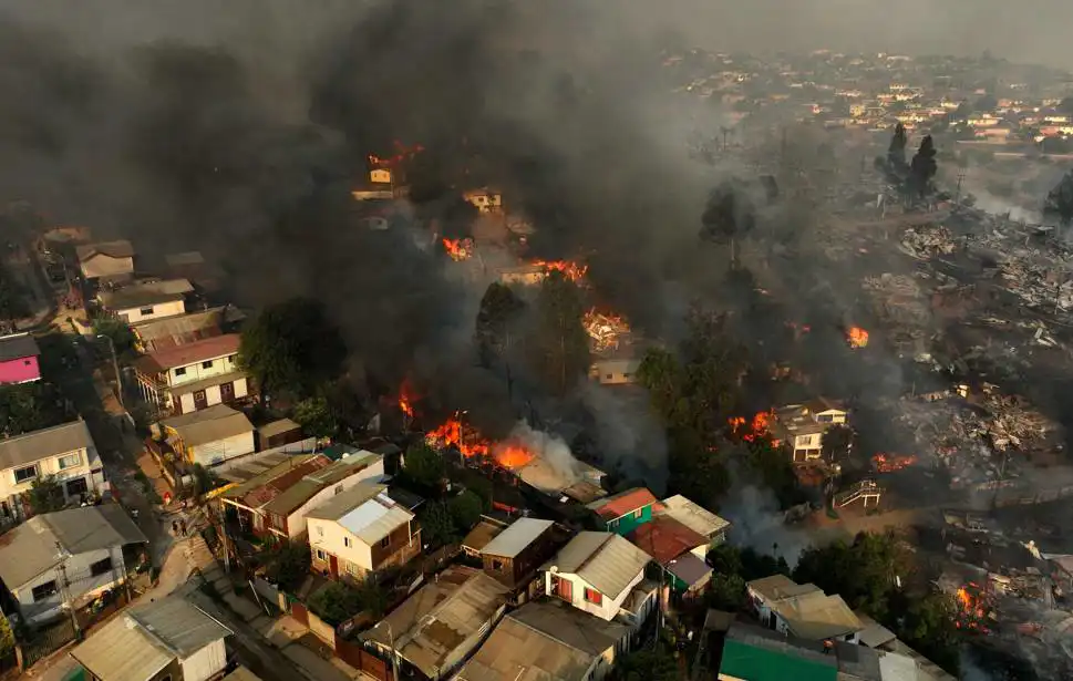 15 قتيلا وإجلاء الآلاف جراء حرائق في جنوب تشيلي 