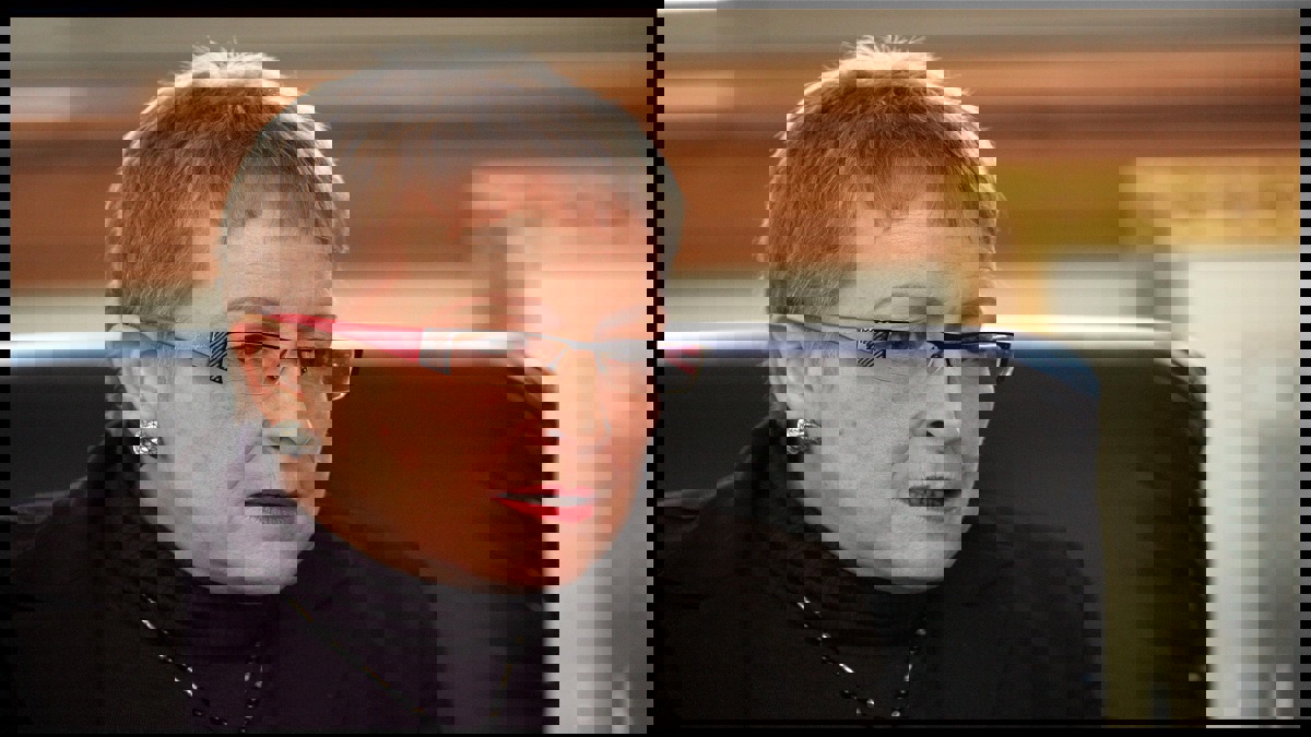 وزيرة جزائرية سابقة تنفي هروبها إلى فرنسا إثر تحقيق بالفساد