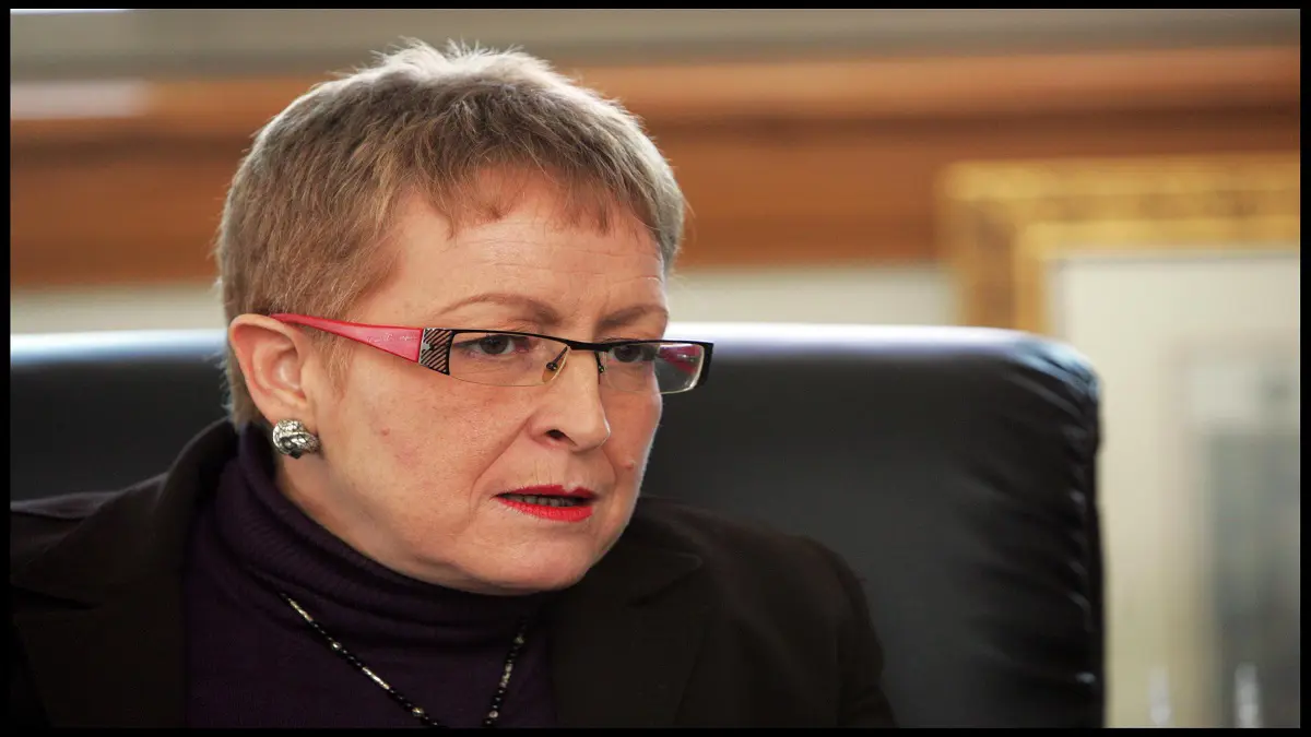 وزيرة جزائرية سابقة تنفي هروبها إلى فرنسا إثر تحقيق بالفساد