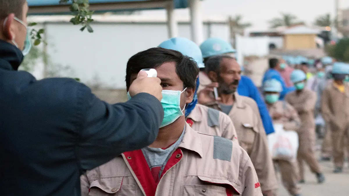 بعد عزل مناطق الوافدين.. هل يساهم كورونا بحل قضية الخلل السكاني في الكويت؟