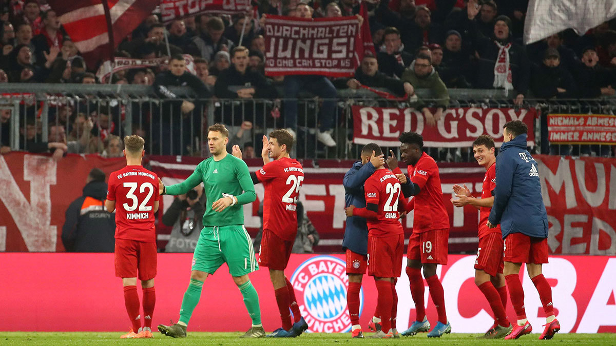 بايرن ميونخ يسحق شالكه ويقترب من صدارة ترتيب الدوري الألماني