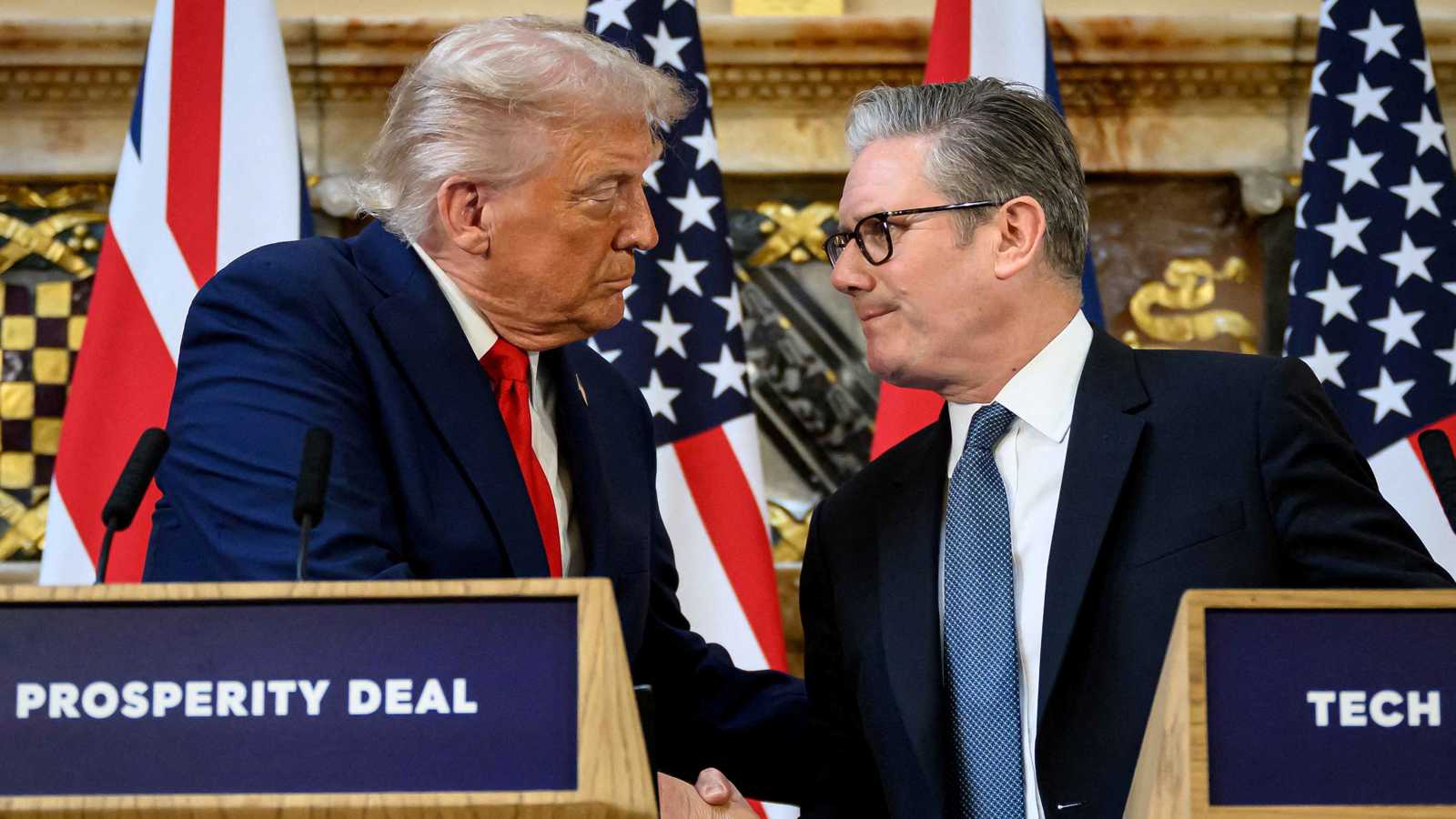 معارك سياسية وشعبوية "محسوبة".. ستارمر يتبنى نهج ترامب الإعلامي