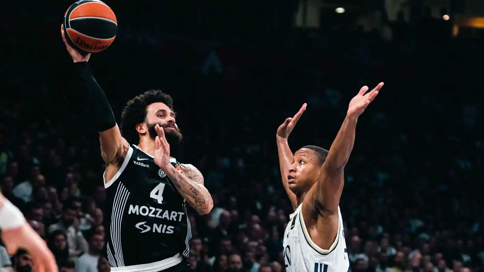 جماهير بارتيزان الصربي تفجّر غضبا عارما في مباراة لكرة السلة ضد فنربخشه (فيديو)