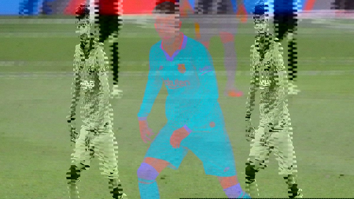 هل قصد بيكيه السخرية من التحكيم في مباراة برشلونة ضد فياريال؟ (فيديو)