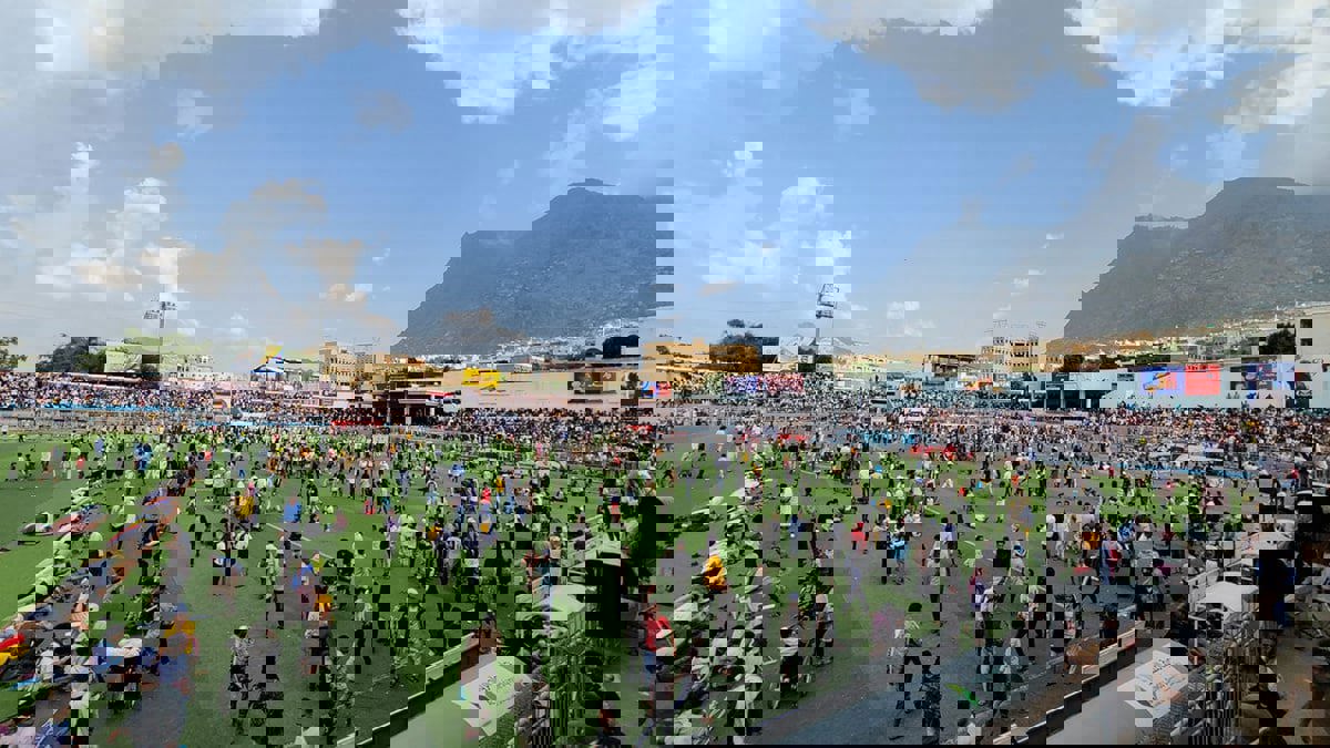 جماهير يمنية تقتحم ملعبًا في تعز وتمزق صور أمير قطر (فيديو)