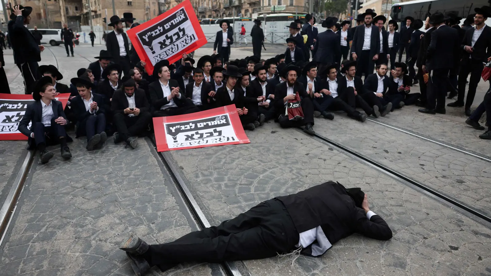 المحكمة الإسرائيلية العليا تلزم حكومة نتنياهو بتجنيد "الحريديم" خلال 45 يومًا