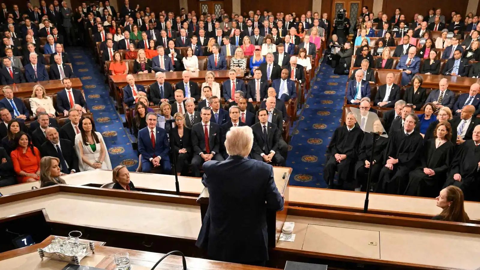 هل يغيّر مشروع ديمقراطي يحظى بدعم جمهوري معادلة حرب إيران؟