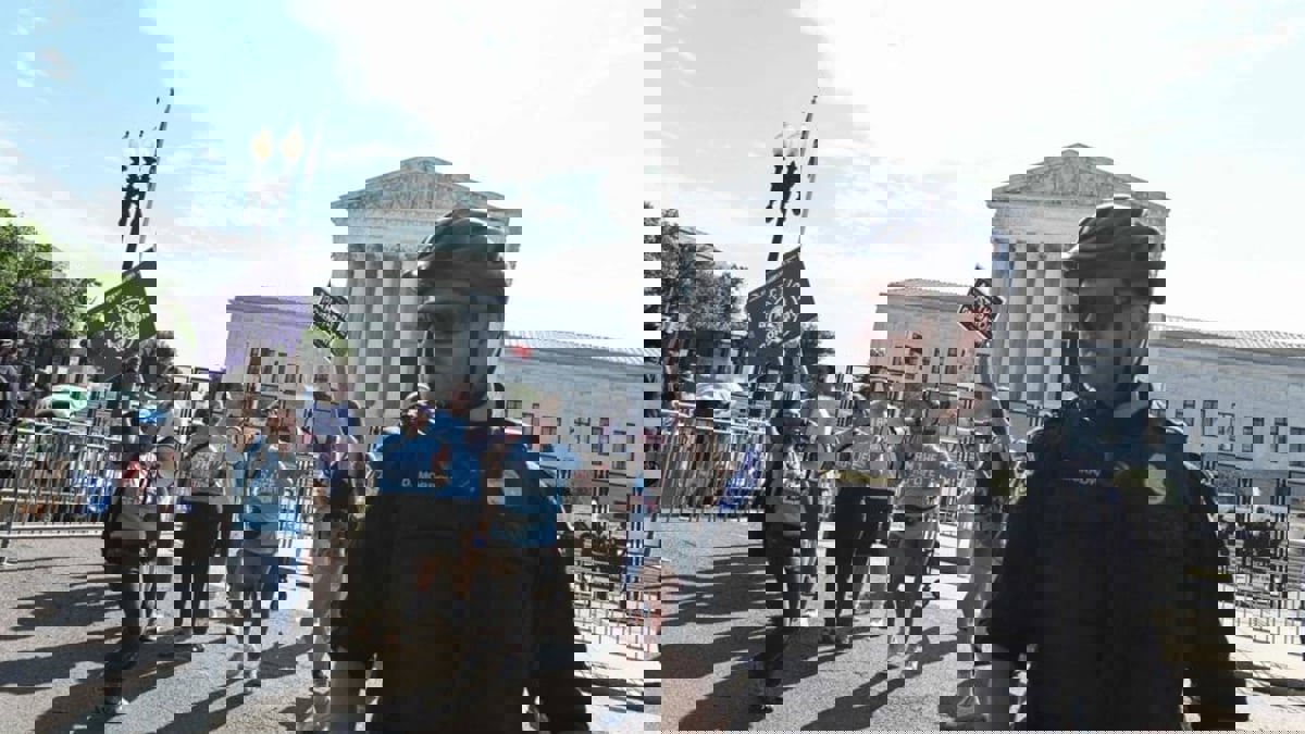 أمريكيون يحتجون على إلغاء "حق الإجهاض"