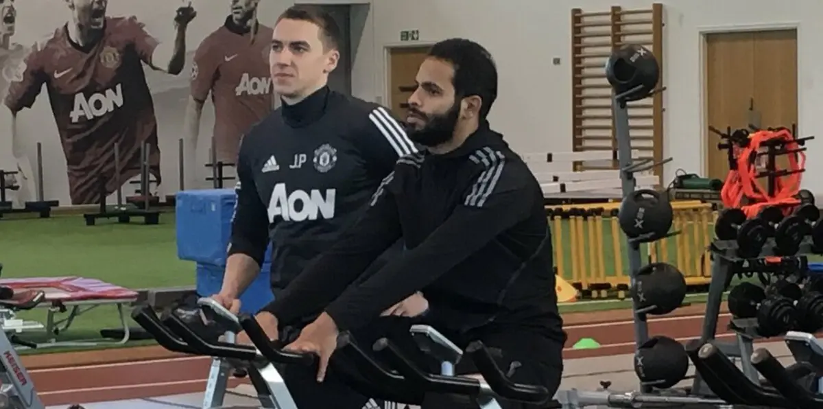 حساب إنجليزي يثير الجدل بسخريته من وزن لاعب النصر السعودي أحمد الفريدي