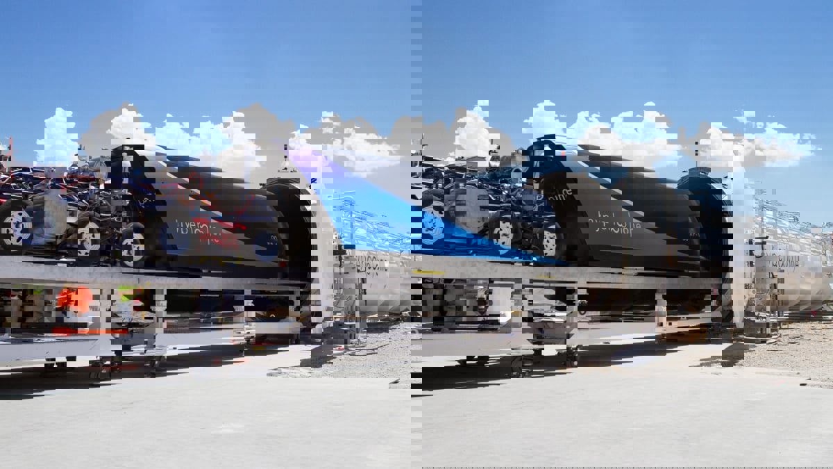 نجاح أول تجربة في العالم لنقل ركاب عبر كبسولة "هايبرلوب" (فيديو وصور)