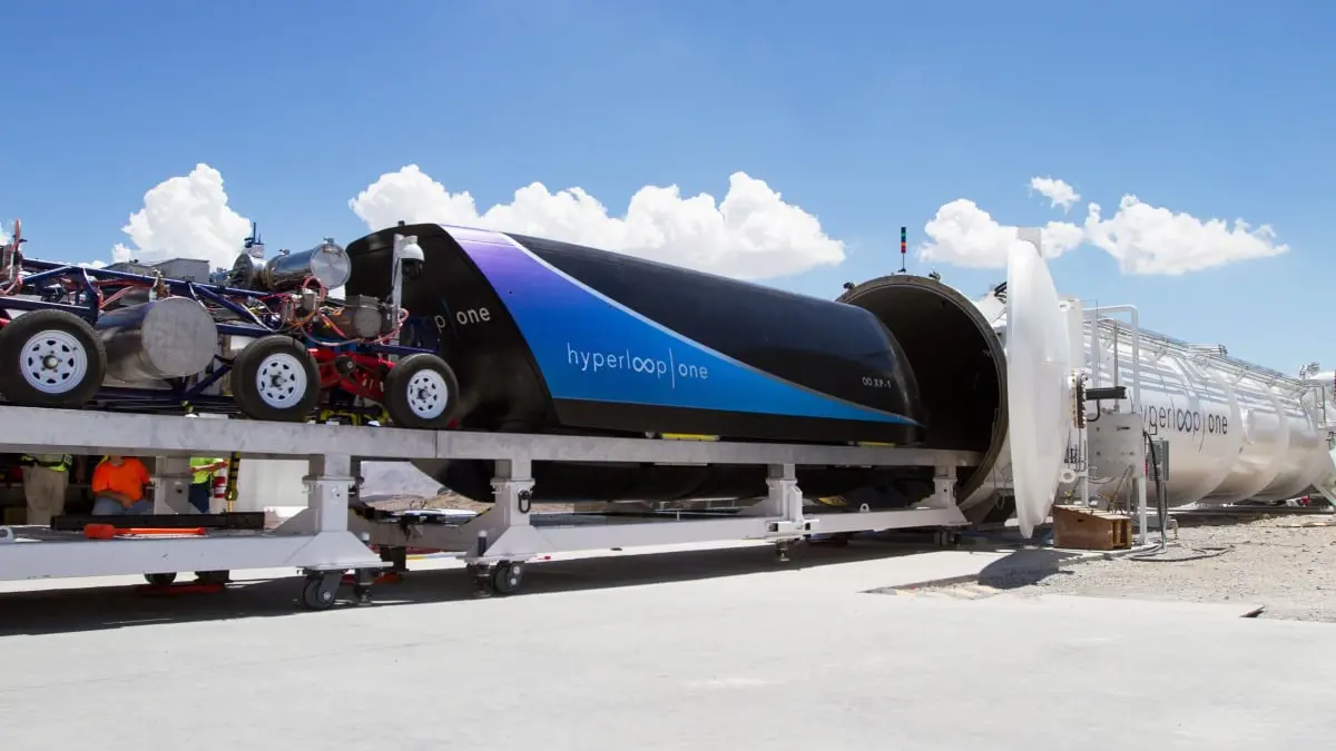 نجاح أول تجربة في العالم لنقل ركاب عبر كبسولة "هايبرلوب" (فيديو وصور)