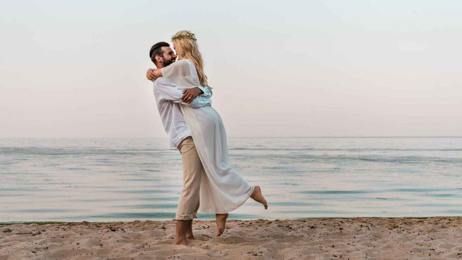 سر الزواج السعيد.. التعبير عن الحب في الأماكن العامة