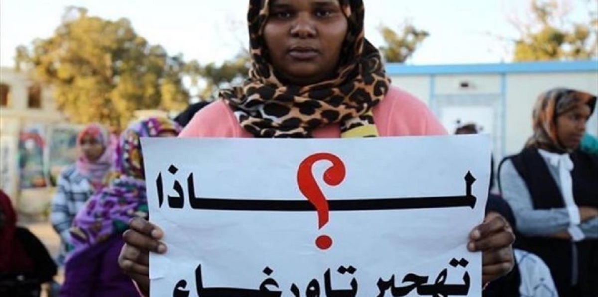 نازحون ليبيون يقتحمون مقر المجلس الرئاسي في طرابلس