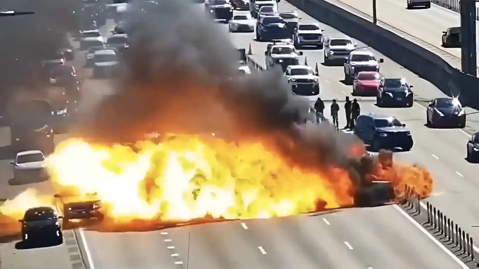 انفجار سيارة على طريق سريع في فلوريدا الأمريكية (فيديو)