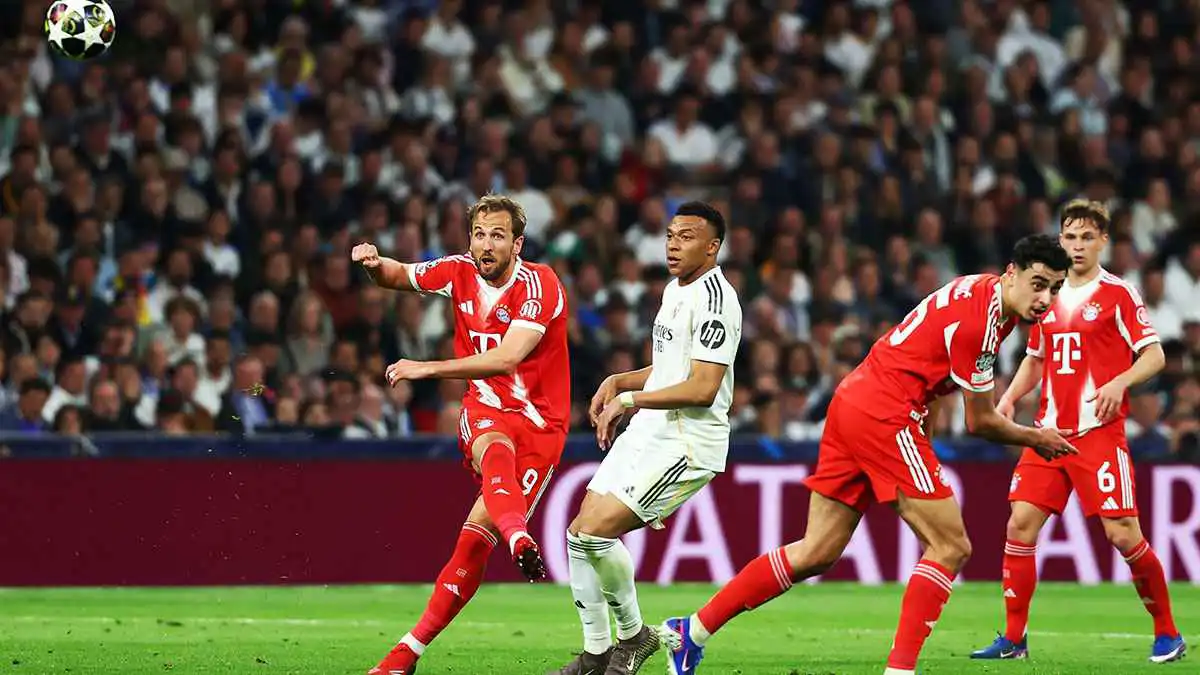 يحلق في المدرجات.. مشجع يفجر غضب جمهور ريال مدريد (فيديو)