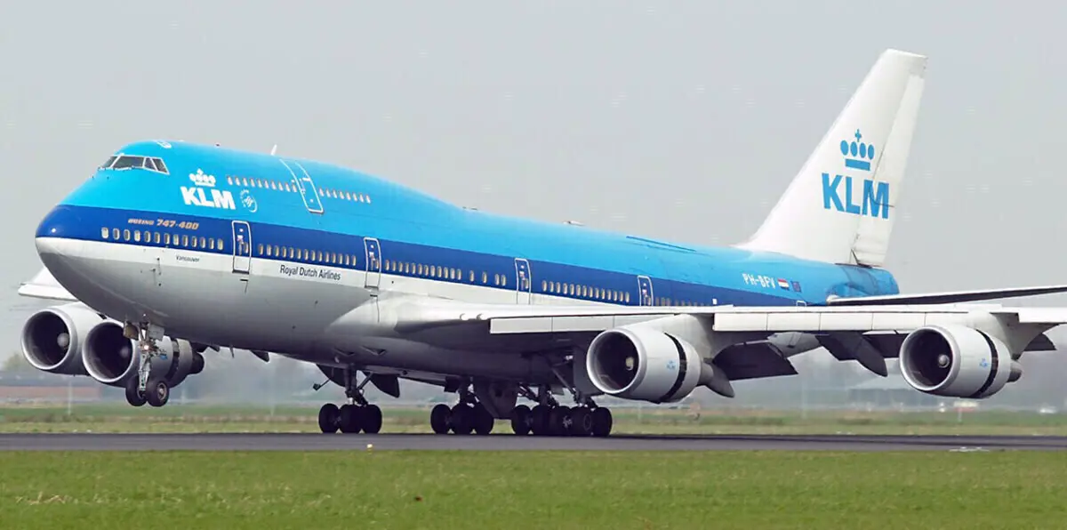 بالصور والفيديو.. طائرة هولندية تنجو بأعجوبة من صاعقة برق