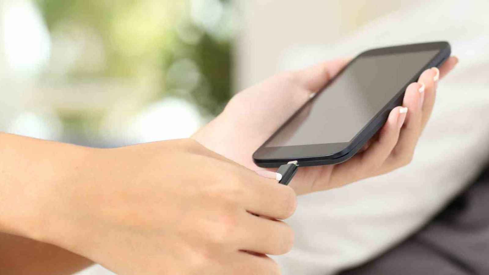 تحذير... 8 أشياء لا يجب أن تفعلها أبدًا عند شحن أجهزتك