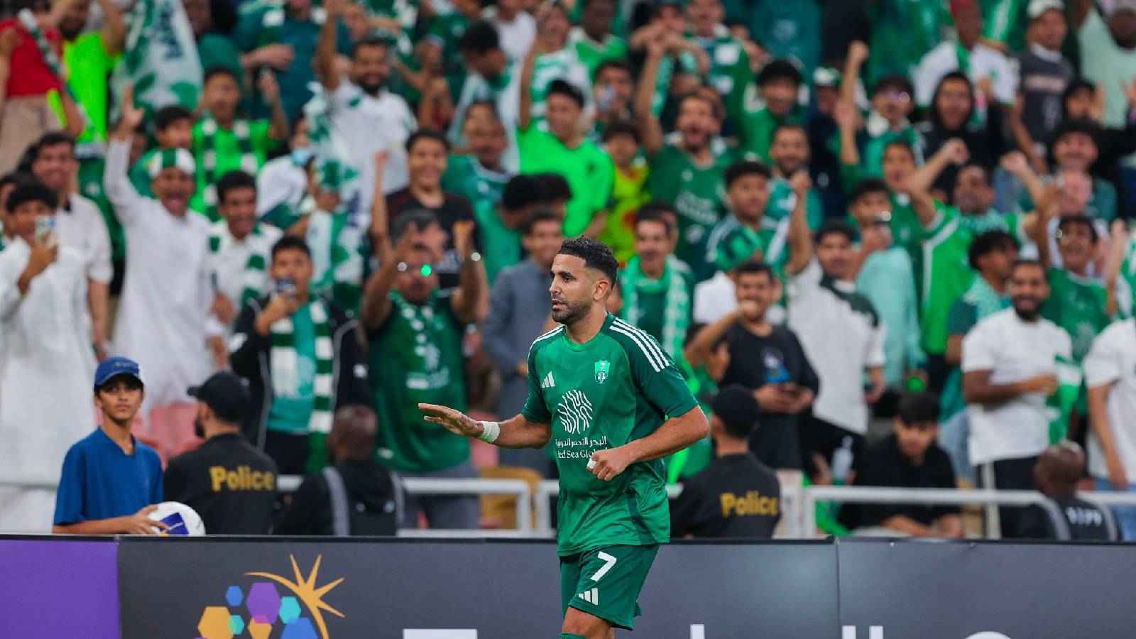 رياض محرز يكافئ حلاقه الخاص بهدية رائعة (صورة)