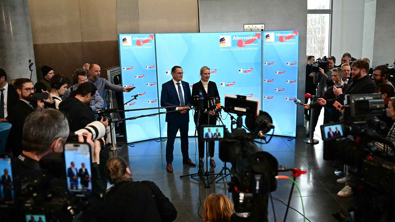 لماذا يشكل صعود حزب البديل في ألمانيا "ضربة" لليمين الفرنسي المتطرف؟