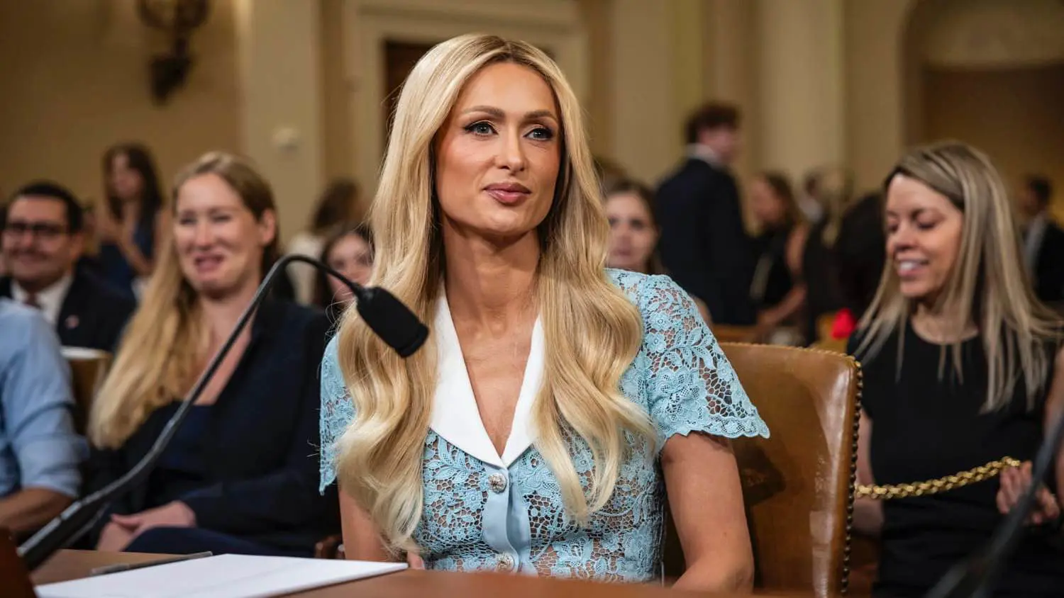 باريس هيلتون تصدم جمهورها بخطوة غير متوقعة في مسيرتها المهنية