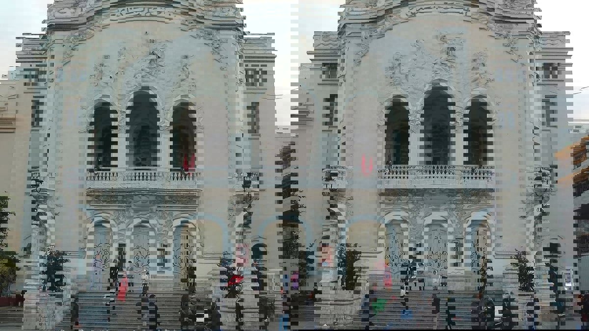 "السلطة الرابعة".. مونودراما تونسية تروي صراع صحافي مع السلطة و"المال"