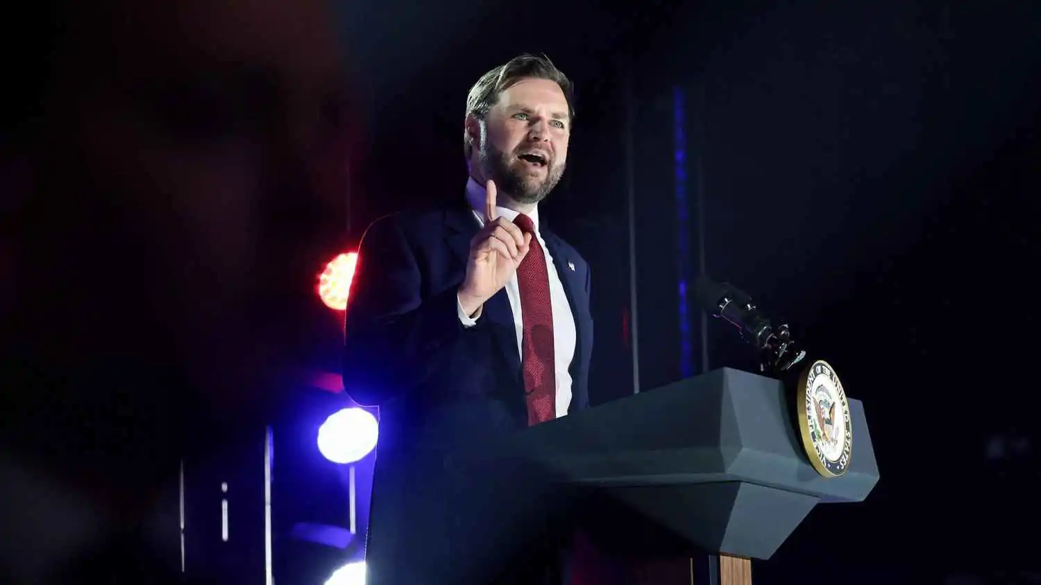 نائب الرئيس الأمريكي: ترامب عرض على مادورو "أكثر من مخرج"