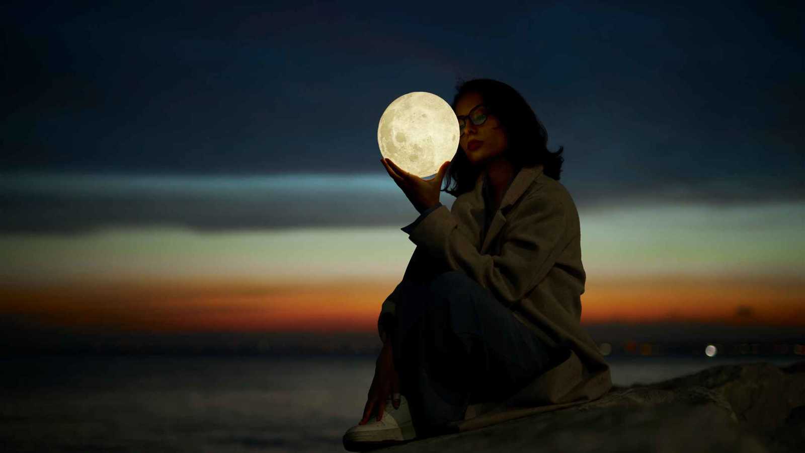 "جنون مؤقت".. هل يرتبط اكتمال القمر بسلوكيات غريبة لدى الإنسان؟