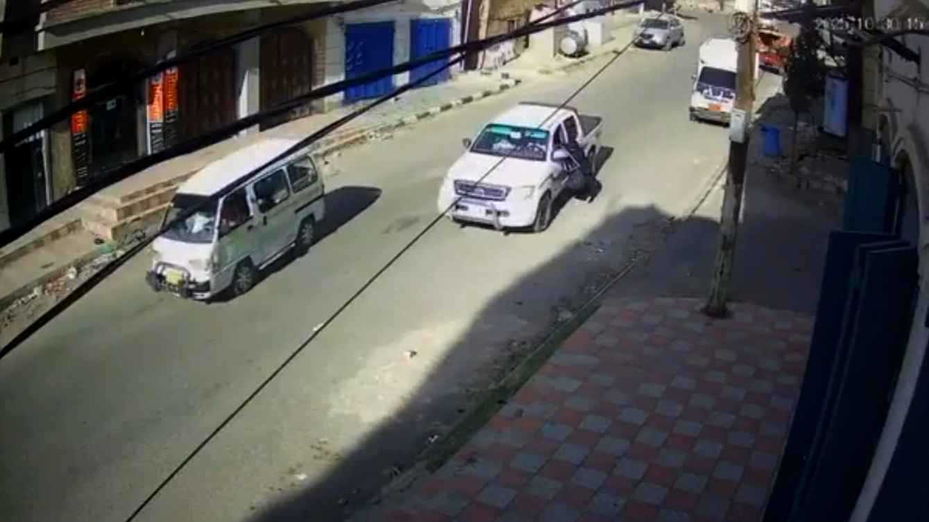 مشهد صادم للحظة اختطاف طفل يمني من والدته في صنعاء (فيديو)