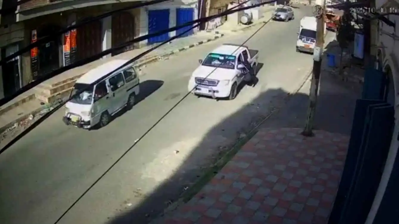 مشهد صادم للحظة اختطاف طفل يمني من والدته في صنعاء (فيديو)